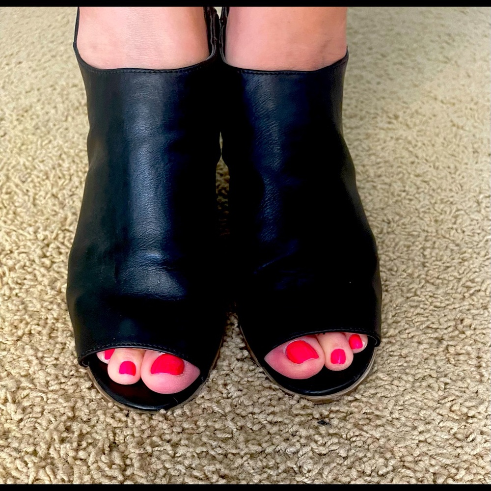 Black open towed heel shoe